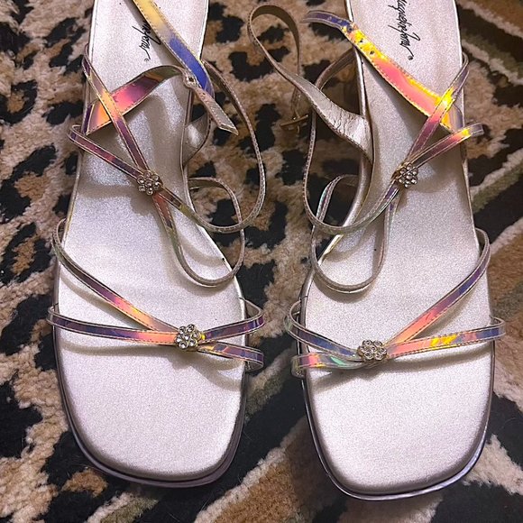 JACQUELINE FERRAR IRIDESCENT STRAPPY SANDALS WITH FLORAL CHARM SIZE 10M - Picture 2 of 4